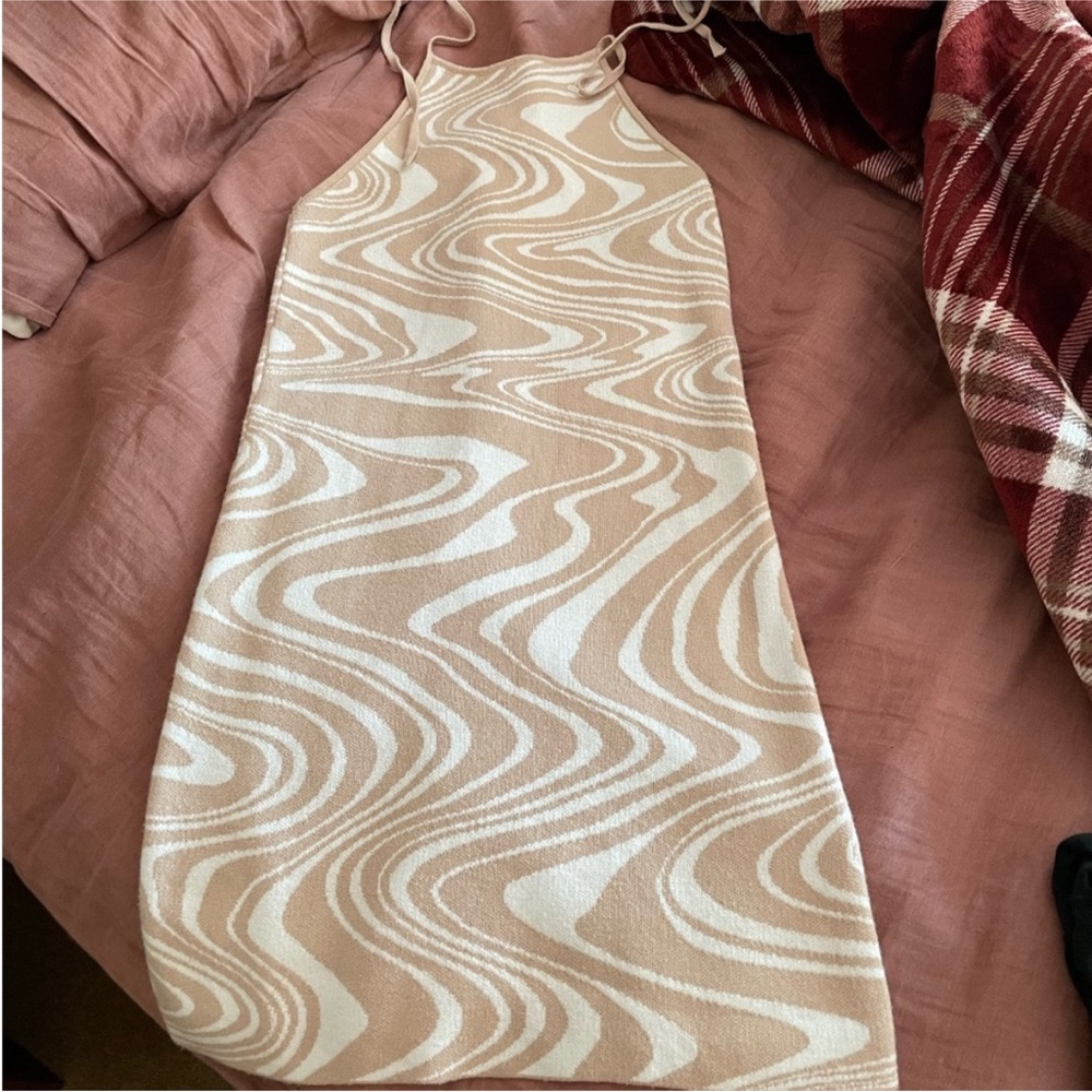 La Hearts Beige and White Swirl Mini Dress - Picture 5 of 10